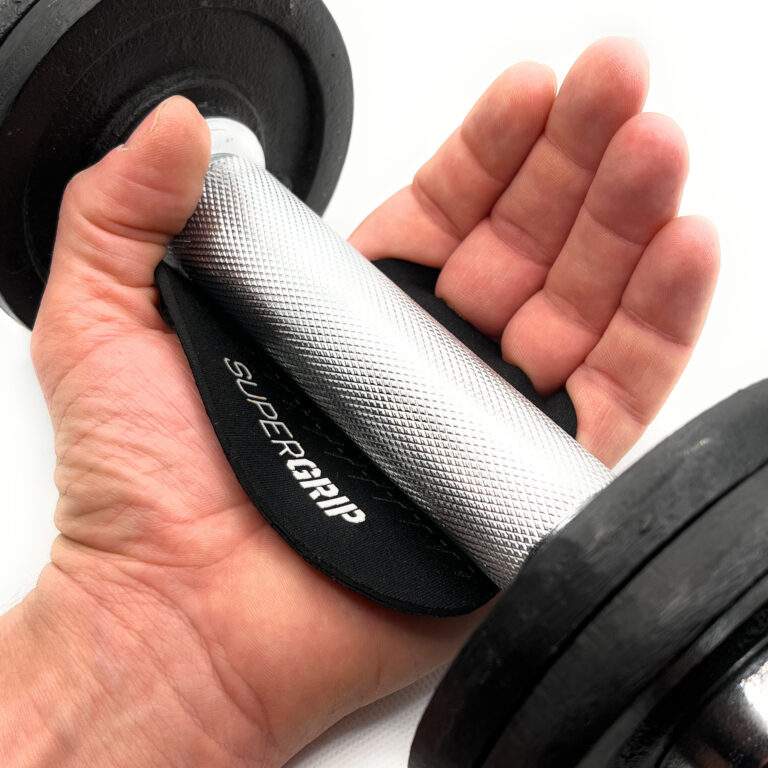 Workoutpads Fitness Grip Pads an zwei Fingern fixiert.