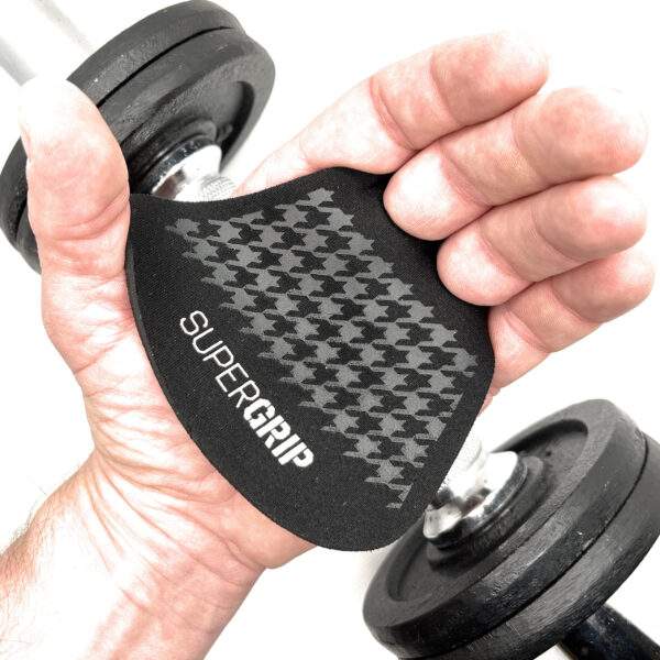 Workoutpads Fitness Grip Pads an zwei Fingern fixiert.
